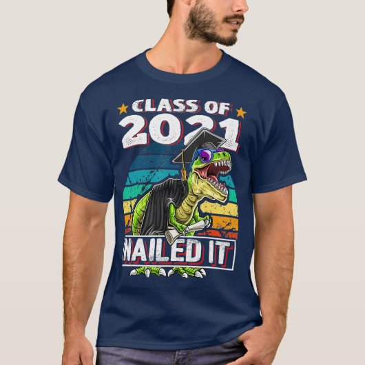 Klasse van 2021 T Rex Dinosaur Graduation Cap Gown T-shirt (Voorkant)