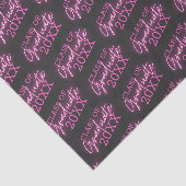 Klasse van 2024 Afstuderen Neon Roze Script Tissuepapier (Detail)