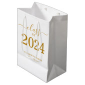 Klasse van 2024 Gold Script Typografie Afstuderen Medium Cadeauzakje (Voorkant Gekanteld)