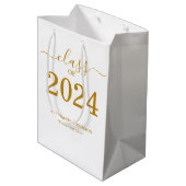 Klasse van 2024 Gold Script Typografie Afstuderen Medium Cadeauzakje (Achterkant Gekanteld)