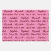 Klasse van 2024 Graduate's Naam Roze en Donkerrood Inpakpapier Vel (Voorkant 3)