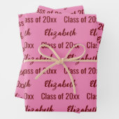 Klasse van 2024 Graduate's Naam Roze en Donkerrood Inpakpapier Vel (In situ)