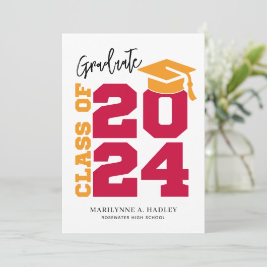 Klasse van 2024 Rood en Goud Afstuderen Kaart (Staand voorkant)