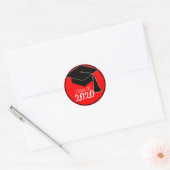 Klasse van 2024 Rood en Zwart Afstudeerder Pet Ronde Sticker (Envelop)