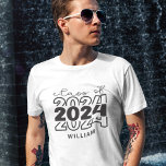 Klasse van 2024 senior met naam t-shirt<br><div class="desc">Maak je klaar om een stijlvol statement te maken met dit Zazzle t-shirt "Class of 2024"! Ontworpen om uw academische reis te vieren,  is dit t-shirt een must-have voor alle trendsettende afgestudeerden en is het perfect om je klassentrots te shows voor al je middelbare school- of universiteitsavonturen</div>