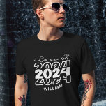 Klasse van 2024 senior met naam t-shirt<br><div class="desc">Maak je klaar om een stijlvol statement te maken met dit Zazzle t-shirt "Class of 2024"! Ontworpen om uw academische reis te vieren,  is dit t-shirt een must-have voor alle trendsettende afgestudeerden en is het perfect om je klassentrots te shows voor al je middelbare school- of universiteitsavonturen</div>