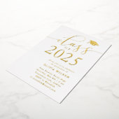 Klasse van 2025 Afstudeerder Party White Gold Folie Uitnodiging (Gedraaid)