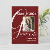 Klasse van 2025 AFSTUDEERDER Twee Foto Red Graduat (Staand voorkant)