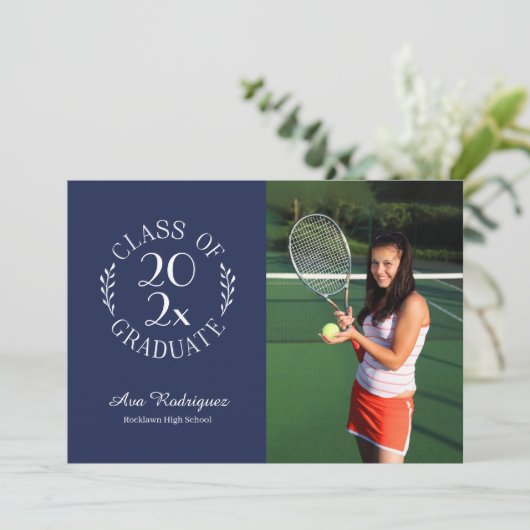 Klasse van 2025 Afstuderen 2 Photo Navy Afstuderen Aankondiging (Staand voorkant)