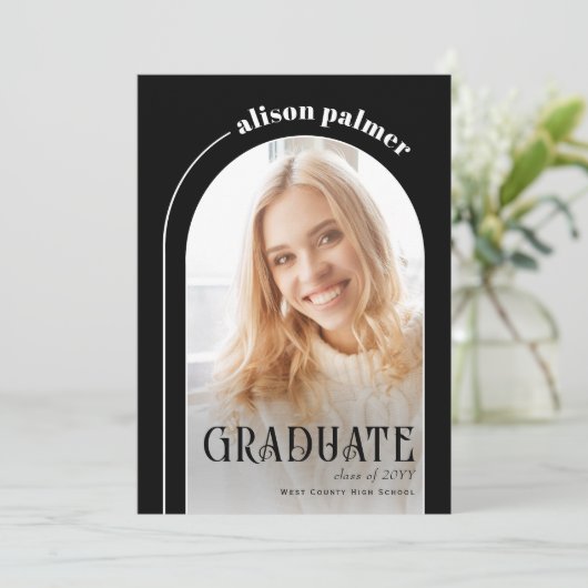 Klasse van 2025 AFSTUDEREN arch zwarte foto uitnod Kaart (Staand voorkant)