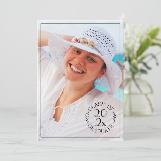 Klasse van 2025 Afstuderen foto Moderne typografie Aankondiging (Staand voorkant)