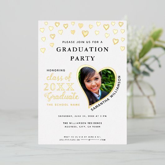 Klasse van 2025 Afstuderen Wit & Goud Afstuderen Folie Uitnodiging (Staand Voorkant)