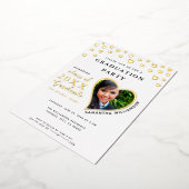 Klasse van 2025 Afstuderen Wit & Goud Afstuderen Folie Uitnodiging (Gedraaid)