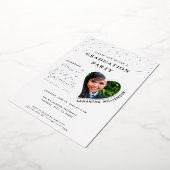 Klasse van 2025 Afstuderen Wit & Zilver Afstuderen Folie Uitnodiging (Gedraaid)