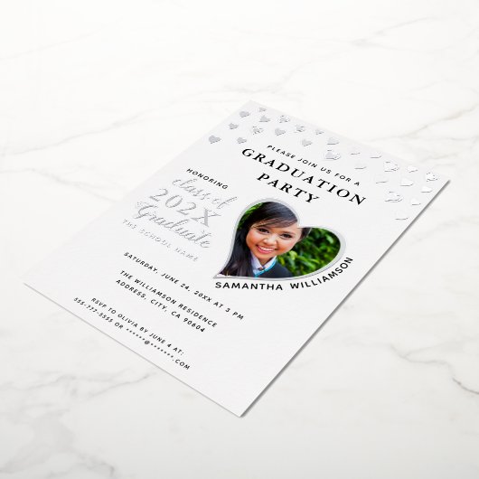 Klasse van 2025 Afstuderen Wit & Zilver Afstuderen Folie Uitnodiging (Gedraaid)