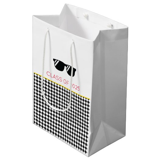 Klasse van 2025 Afstuderen Zonnebril Checker Fun Medium Cadeauzakje (Voorkant Gekanteld)
