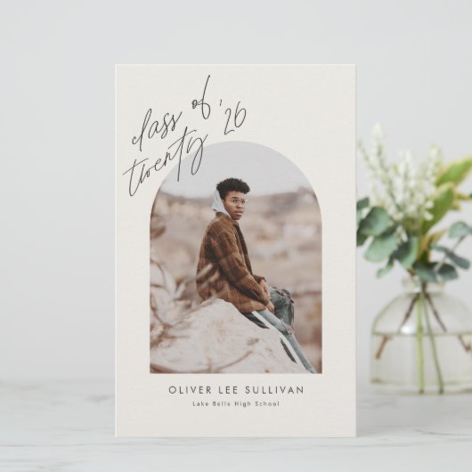 Klasse van 2025 Beige Arch Afstuderen Invitation (Staand voorkant)