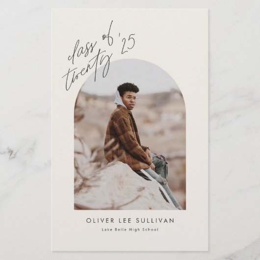 Klasse van 2025 Beige Arch Afstuderen Invitation (Voorkant)