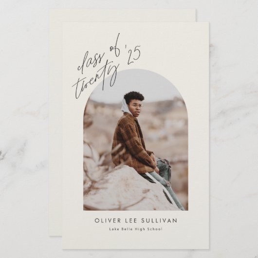 Klasse van 2025 Beige Arch Afstuderen Invitation (Voorkant / Achterkant)