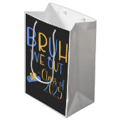 Klasse van 2025 Bruh we out Medium Cadeauzakje (Voorkant Gekanteld)
