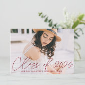 Klasse van 2025 Burgundy Script Graduation Party Kaart (Staand voorkant)
