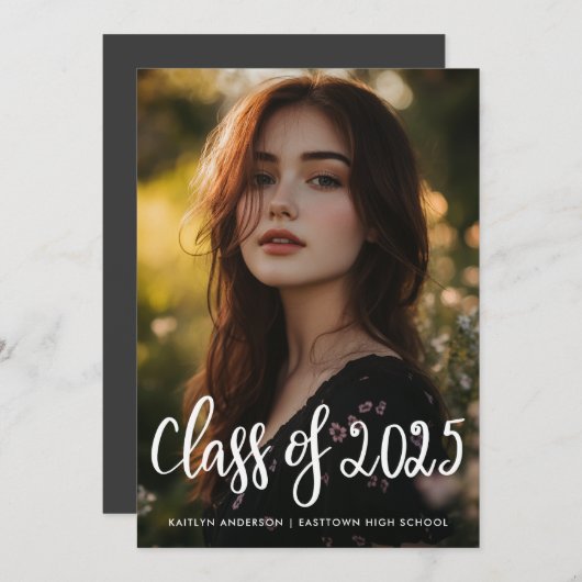 Klasse van 2025 Casual script Afstuderen Foto Kaart (Voorkant / Achterkant)