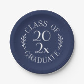 Klasse van 2025 Chic Emblem Navy Graduation Party Papieren Bordje (Voorkant)