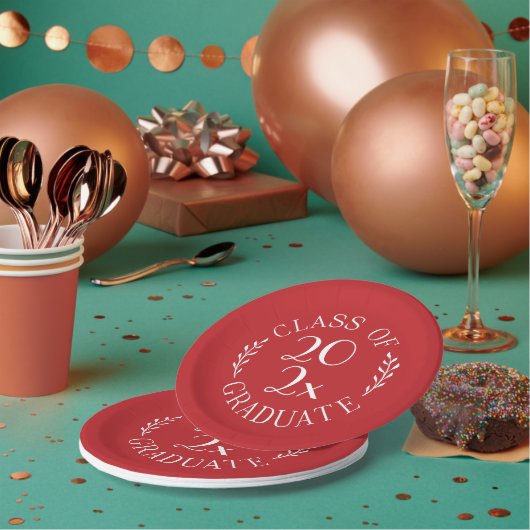 Klasse van 2025 Chic Rood Wit Embleem Afstuderen Papieren Bordje (Multi)
