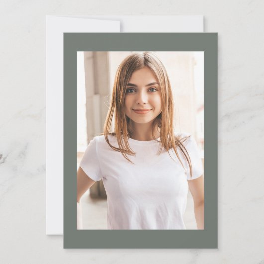 Klasse van 2025 | Drie foto Sage Green Afstudeerde Kaart (Achterkant)