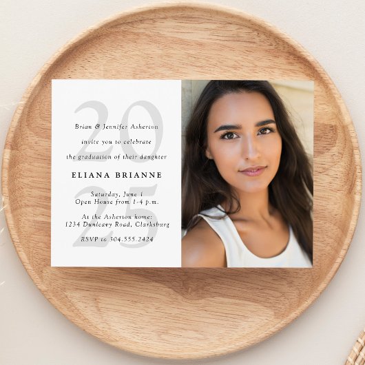 Klasse van 2025 eenvoudig zwart wit foto afstudere kaart