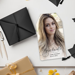 Klasse van 2025 Elegant Script Afstudeerder Foto A Cadeaulabel