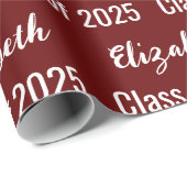 Klasse van 2025 Graduate's Name Dark Red en White Cadeaupapier (Rol Hoek)
