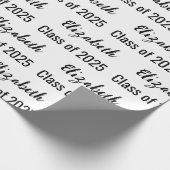 Klasse van 2025 Graduate's Name Wit en Zwart Cadeaupapier (Hoek)