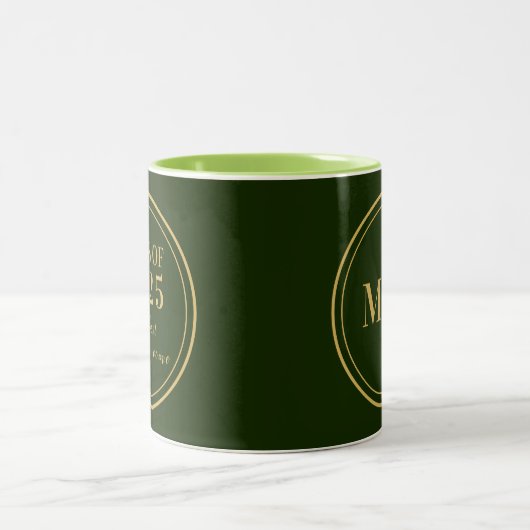 Klasse van 2025 Green Gold Monogram Afstuderen Two Tweekleurige Koffiemok (Center)