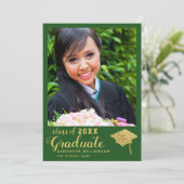Klasse van 2025 Groen en Goud Foto Afstuderen Aankondiging (Staand voorkant)