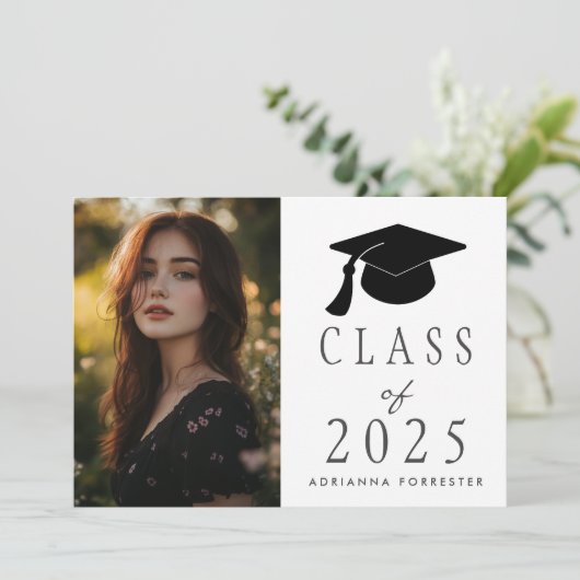Klasse van 2025 Modern Afstuderen Pet Foto Kaart (Staand voorkant)
