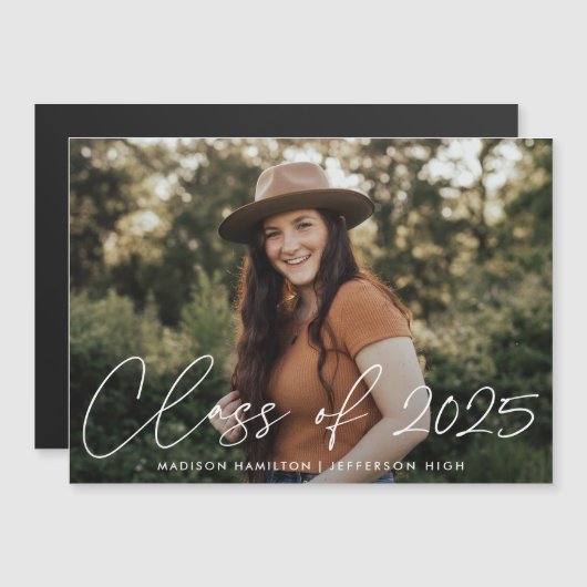 Klasse van 2025 Modern White Script Photo Afstuder Magnetische Uitnodiging (Voorkant / Achterkant)