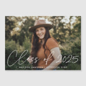 Klasse van 2025 Modern White Script Photo Afstuder Magnetische Uitnodiging (Voorkant)
