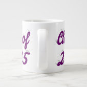 Klasse van 2025 paarse script afstuderen grote koffiekop (Achterkant)