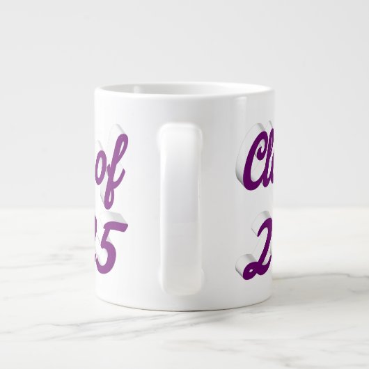 Klasse van 2025 paarse script afstuderen grote koffiekop (Achterkant)