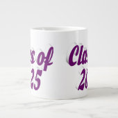 Klasse van 2025 paarse tekst afstuderen grote koffiekop (Voorkant)