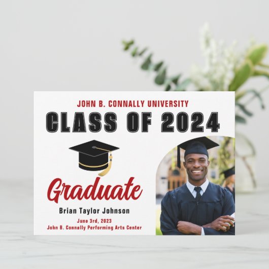 Klasse van 2025 Red Afstuderen Modern Graduation P Aankondiging (Staand voorkant)