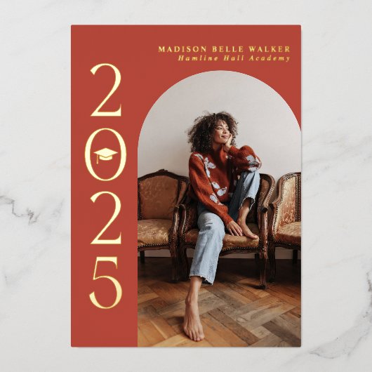 Klasse van 2025 Red Arch Lijst Afstuderen Folie Uitnodiging (Voorkant)