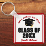 Klasse van 2025 Rood Wit Gepersonaliseerde Afstude Sleutelhanger<br><div class="desc">Deze moderne rode en witte aangepaste klasse van 2025 afstuderen sleutelhanger is voorzien van uw middelbare school of universiteitsnaam. Pas aan met de naam van je afstuderende student onder het coole script en het zwarte afstudeerders pet voor een geweldig gepersonaliseerd afstuderen sleutelhanger cadeau.</div>
