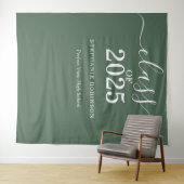Klasse van 2025 Sage Green Afstuderen Achtergrond Wandkleed (In Situ (horizontaal))