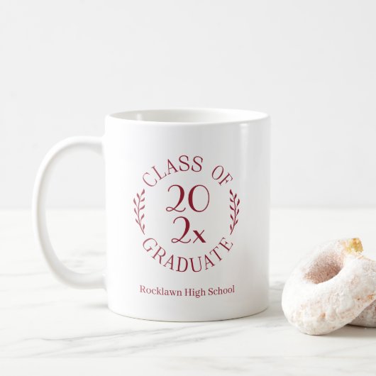 Klasse van 2025 Schoolnaam Maroon Emblem Afstudere Koffiemok (Met donut)