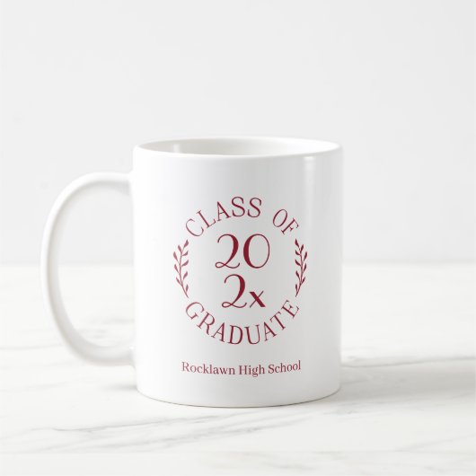 Klasse van 2025 Schoolnaam Maroon Emblem Afstudere Koffiemok (Links)
