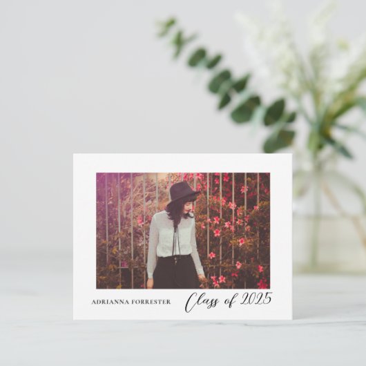 Klasse van 2025 Script Afstuderen Foto Elegant Uitnodiging Briefkaart (Staand voorkant)
