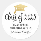 Klasse van 2025 Script Elegant Afstuderen Pet Ronde Sticker (Voorkant)