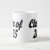 Klasse van 2025 zwarte tekst afstuderen grote koffiekop (Voorkant)